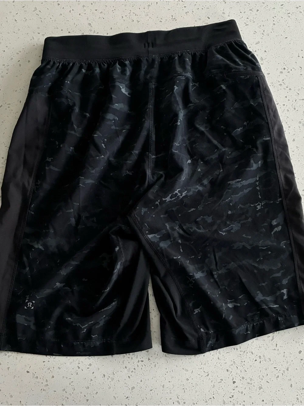 000 - MENS LULULEMON ATHLETICA BLACK CAMO ATHLETIC GYM SHORT